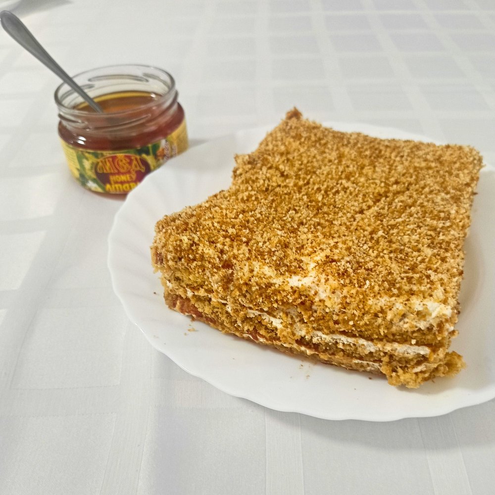 Пирог медовый с курагой , весовой